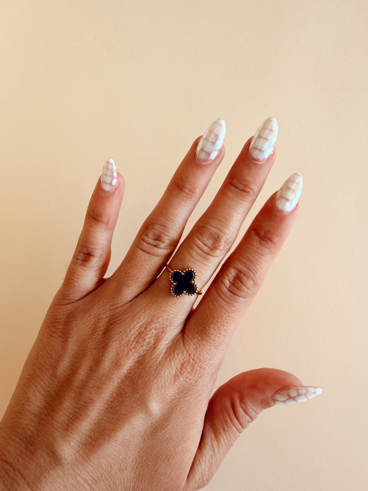 Clover Ring in Black