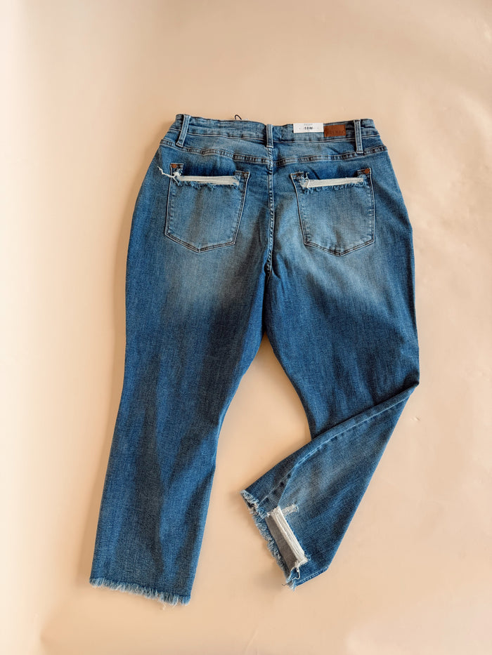 Curvy HW Destroy Cropped Straight MD